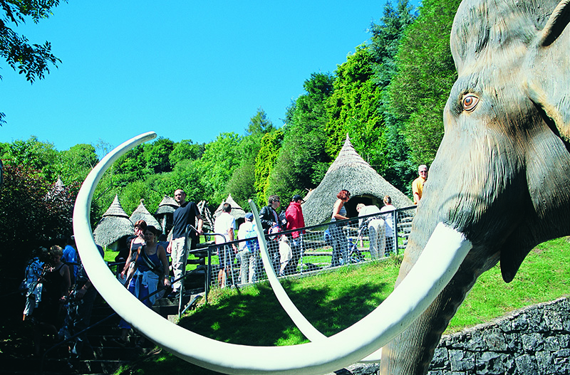 Dinosaur Park Dan yr Ogof Caves